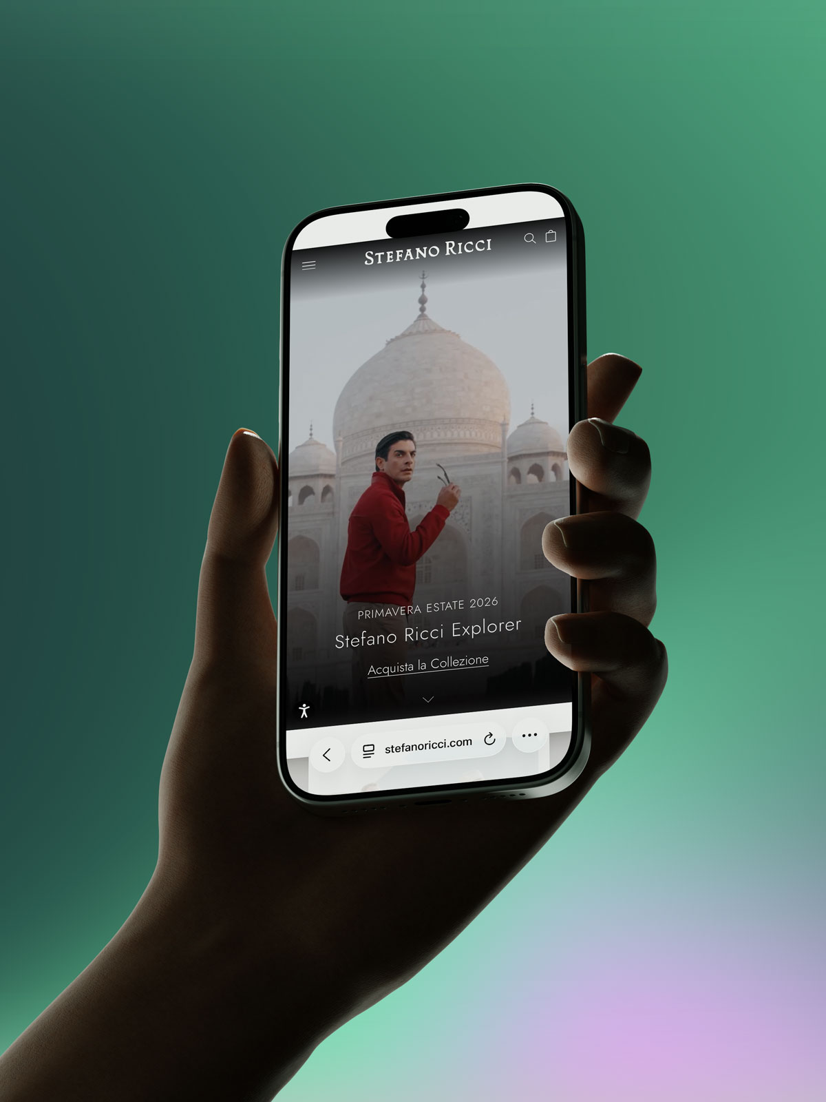 Smartphone tenuto in mano con la home mobile Stefano Ricci e la collezione Primavera Estate 2026